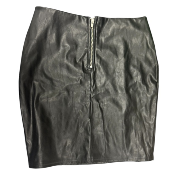 Blackmilk faux leather mini-ish skirt NWT size Medium - Picture 2 of 3